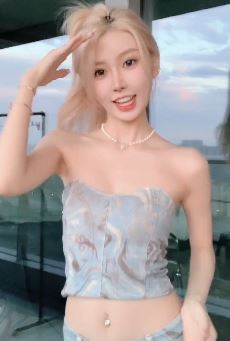 小姐姐「赵喵喵喵」高马尾造型户外浅跳,网友:谁家老婆这么漂亮
