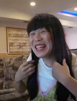 搞笑：声音甜美的小姐姐原来是个大汉，提醒：网恋有危险，奔现需谨慎！