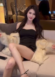 模特小姐姐「小蔡悦」纯欲穿搭居家秀美腿 网友:妩媚动人