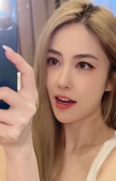 抖音美女「雪球」小姐姐爱玩游戏 你要不要来切磋一下呢?