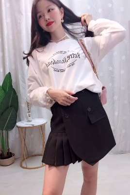 美女示范韩国卫衣搭配短裙look 你觉得这种搭配好看吗?