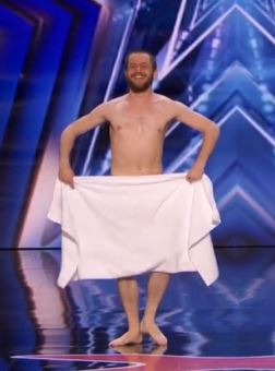 美国达人秀：光腚兄弟上演限制级演出