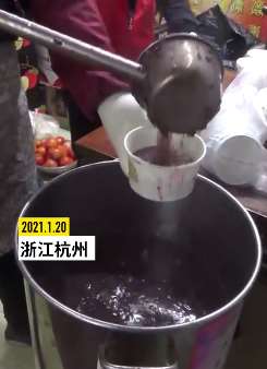 杭州一面馆腊八节请环卫工免费吃腊八粥