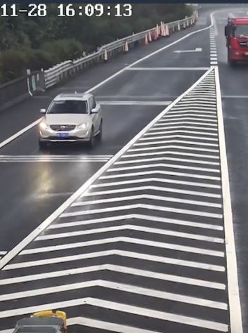 男子误将高速出口当成服务区入口 突然变道引发车祸