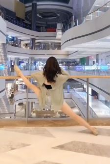 长腿美女一字马哪家强？盘点全网最牛一字马前十位的小姐姐！