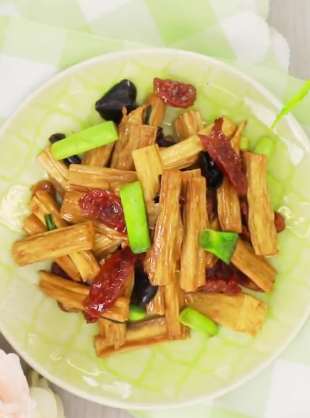 传统汉族小吃腊肠炒腐竹的做法