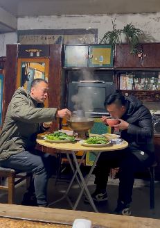 网红张同学的乡村生活:取钱给超市老板娘清帐,回家涮火锅!