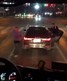 醉酒男夜拦消防车耍醉拳还吃草