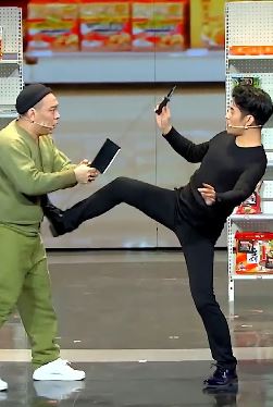 欢乐喜剧人：文松打劫遇同行，你见过打劫辣条卤蛋的吗？