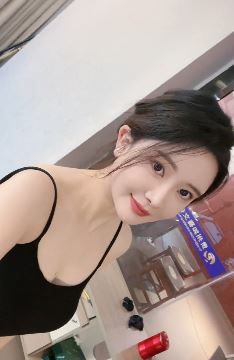 贵阳小姐姐「小微」穿性感黑色吊带裙自拍 网友:蛮有韵味
