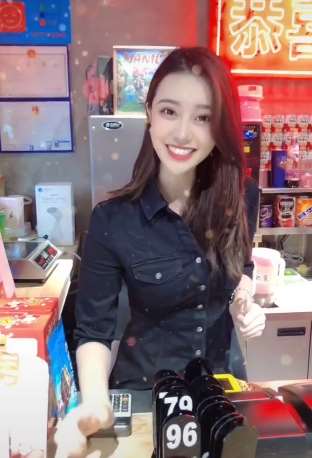 男子看到美女不淡定手都发抖