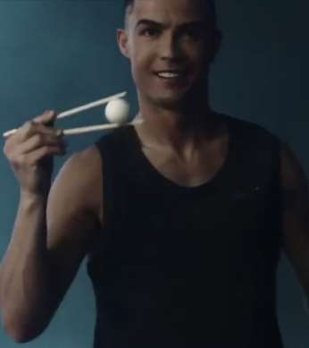 C罗内马尔同框，两人用筷子打乒乓球