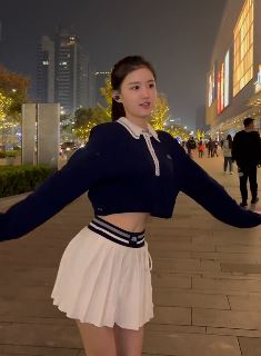 气质小姐姐「小思思」夜晚街头跳拍蚊子舞,网友:街霸小美女!