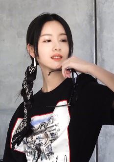 演员陈都灵分享日常时尚穿搭 酷炫造型美美哒