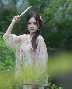 演员李小璐新中式穿搭分享小河边随拍 网友：像画里走出来女子