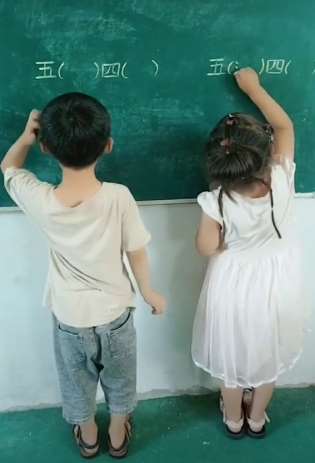 语文老师的成语填空可把小家伙难住了，不如咱按数学老师教的来！