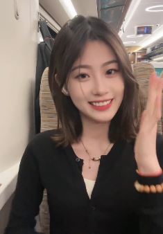 可爱小姐姐「鸭鸭琪」高铁上跳手势舞 网友:长得好像祝绪丹