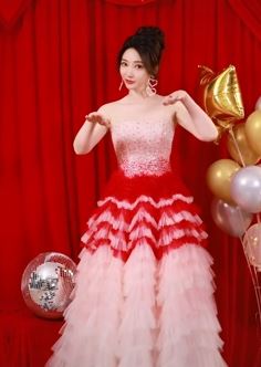 演员柳岩穿时尚礼裙跳下个路口见手势舞