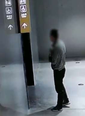 河南一男子为寻求刺激，商场女厕偷拍被拘！