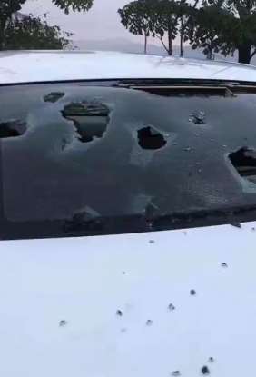 云南红河州多地突降冰雹  汽车车窗被砸穿