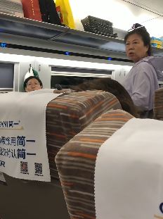 小孩高铁吵闹乘客提醒家长反被怼