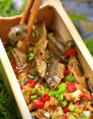 原生态美食，竹筒剁椒小河鱼做法
