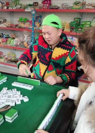 爆笑麻将：果然是个打麻将高手，这样打都能和！