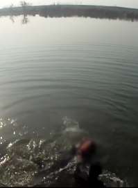 女子因生活琐事跳河轻生，辅警冒低温跳下救起