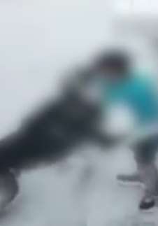 广东一小男孩街头被大狗追咬 被救后鲜血直流蹲地大哭