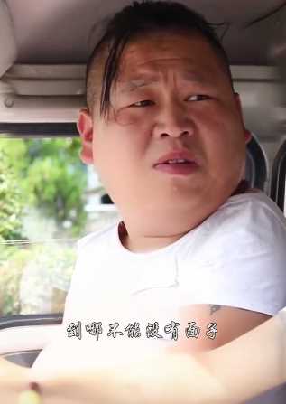 车内没空调，搞笑兄弟俩为要面子40度高温汽车内穿棉袄