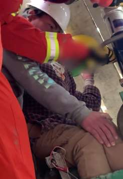 工地女工操作不当腿卡搅拌机 消防员20分钟将女子救出