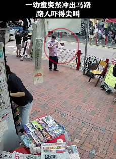 监拍幼童横穿马路险被撞