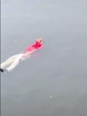 北京一大爷河中漂浮被认成浮尸