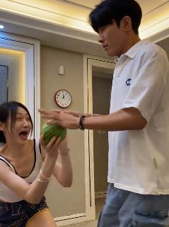 搞笑：小姐姐联合闺蜜恶搞自己哥哥，嘴上说不看，身体很诚实！