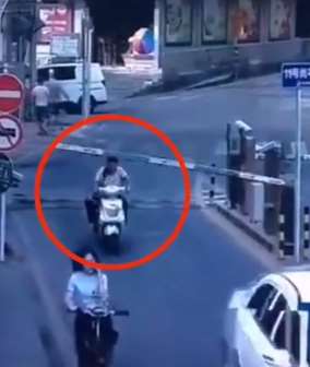 遇到起降杆时须注意，这种通过方式不可取！