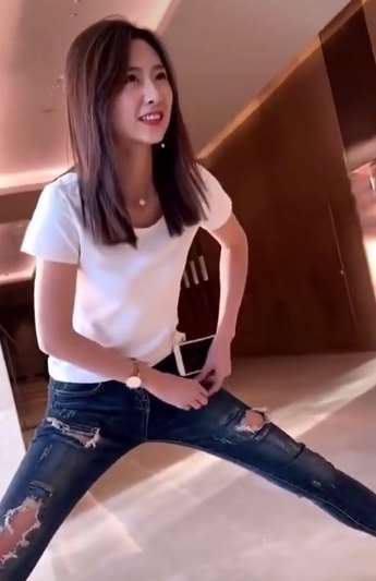 美女试着两腿岔开，可惜没能蹲下去！