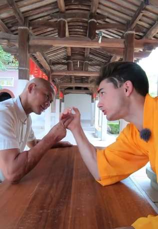 外国小哥与少林扫地僧比试掰手腕