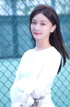 演员刘美旗分享户外随拍,精致的面容犹如一道美景的风景