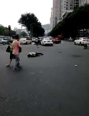 抖音热搜:广州一女司机闯红灯撞倒10多名行人!