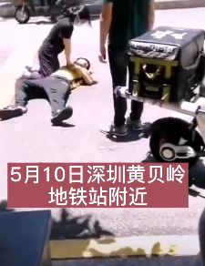 外卖小哥中暑晕倒 女子上前跪地施救