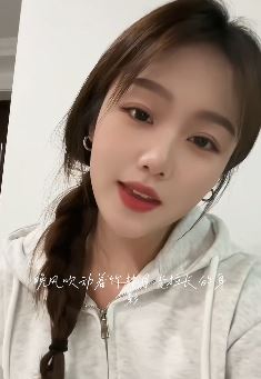 气质小姐姐「小张唱歌不跑调」清唱《樱花草》 网友:童年的回忆