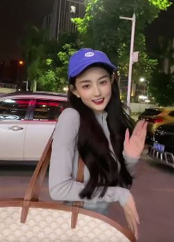 快手网红炫迈妹儿it跳越南卡点舞 若大包包是亮点