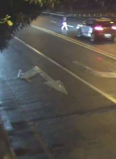 贵州一醉酒女在马路中间来回晃悠被酒驾司机撞飞