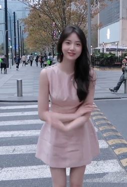 甜美小姐姐「项连」穿减龄美裙街拍,配文:来吧慢慢约会吧!