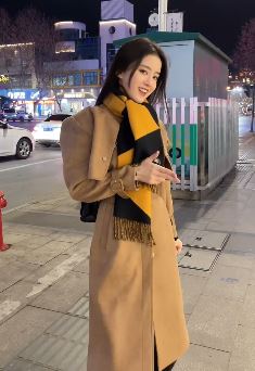 幽默的网红美女「小思思」:今天少吃一颗米,明天帅哥搂怀里!