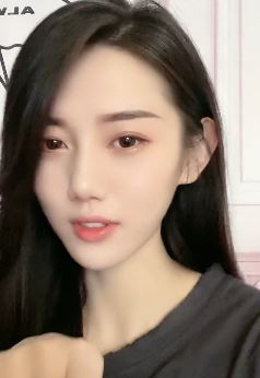 抖音网红美女墨言玩对口型：等女生主动的男生是傻子吗?