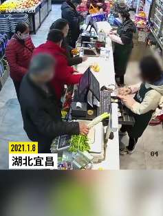 湖北一老人超市插队结帐未果拿菜怒砸收银员