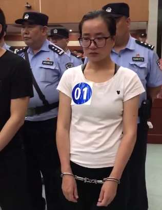 28岁”套路贷"涉黑团伙女老大接受公开审判