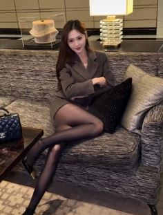 长腿美女「小龙鼠」职业装配黑丝分享日常随拍,今天的Look你满意吗?