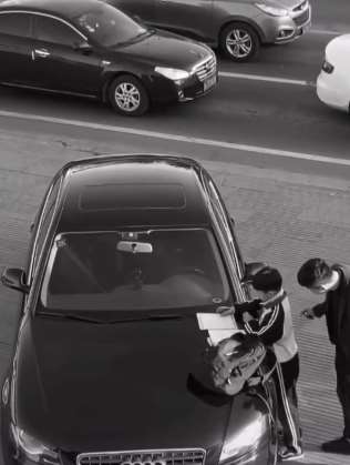 车主下车时不小心把钱包拉在地上 小学生等一小时后把钱包还给失主